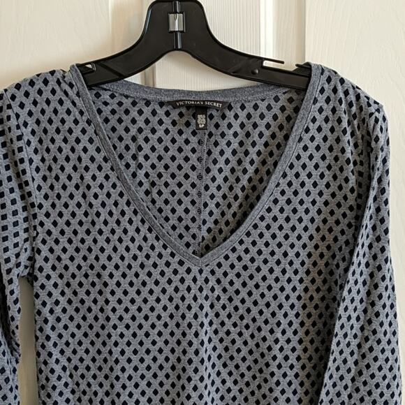 EUC Victoria's Secret V-Neck T-shirt, S - Picture 2 of 5